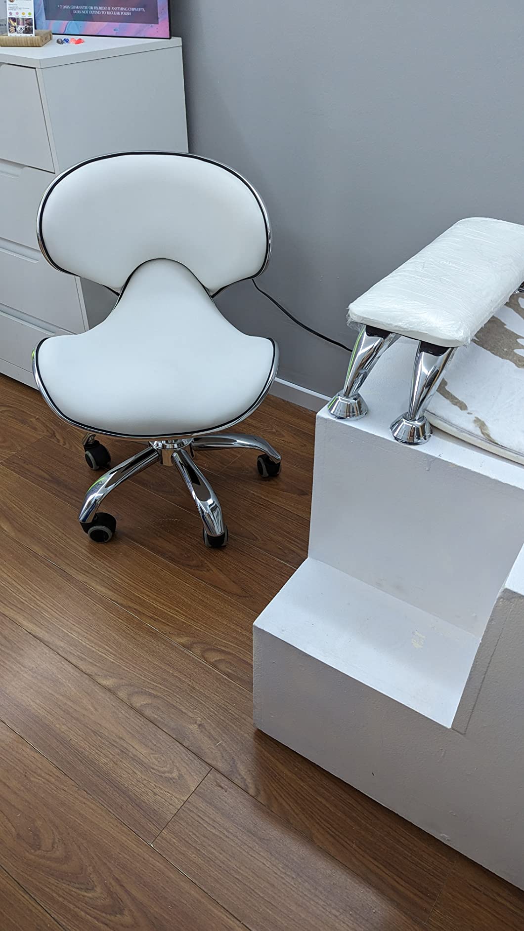 Minewill Pedicure Chair for Nail Tech, Heavy Duty Metal Base for 400 Lbs | 2 In Adjustable, Ergonomic Back Support, Rolling Swivel, Soft Sitting, Perfect for Massage Salon Spa Medical Tattoo, White customer photo 1