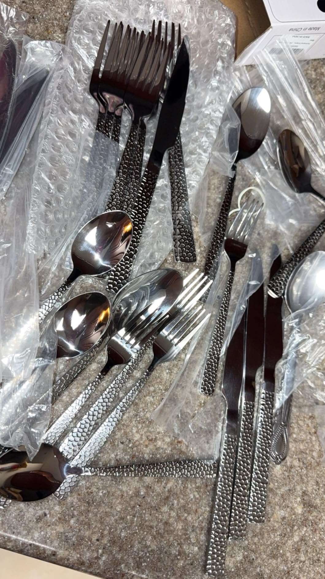 Hammered Silverware Set, 40-Piece Stainless Steel Square Flatware Set for 8, Food-Grade Tableware Cutlery Set, Utensil Sets for Home Restaurant, Mirror Finish, Dishwasher Safe customer photo 2