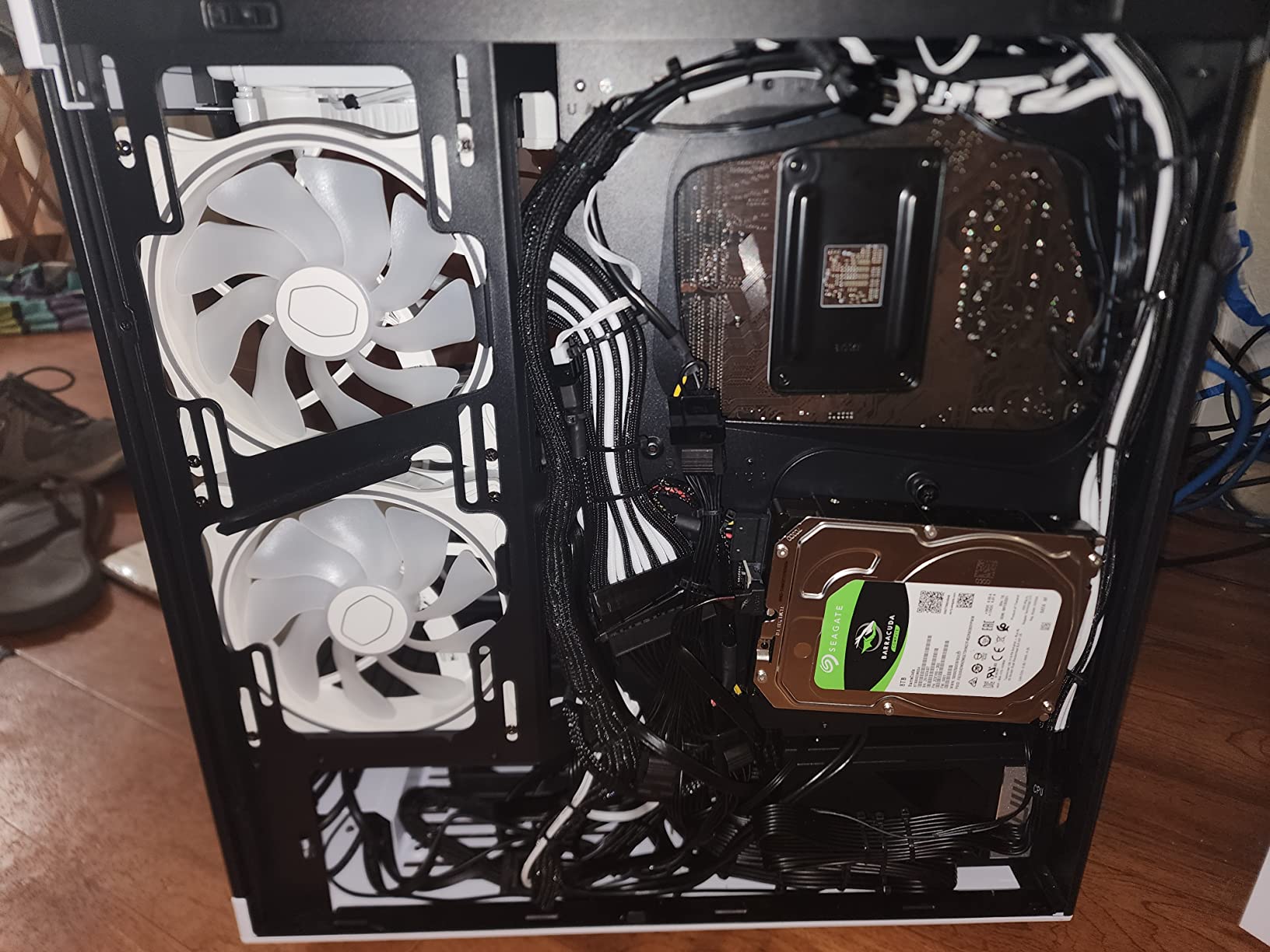 Hyte Y40 Modern Aesthetic Panoramic Tempered Glass Mid-Tower ATX Computer Gaming Case with PCIE 4.0 Riser Cable Included, White (CS-HYTE-Y40-BW) customer photo 1