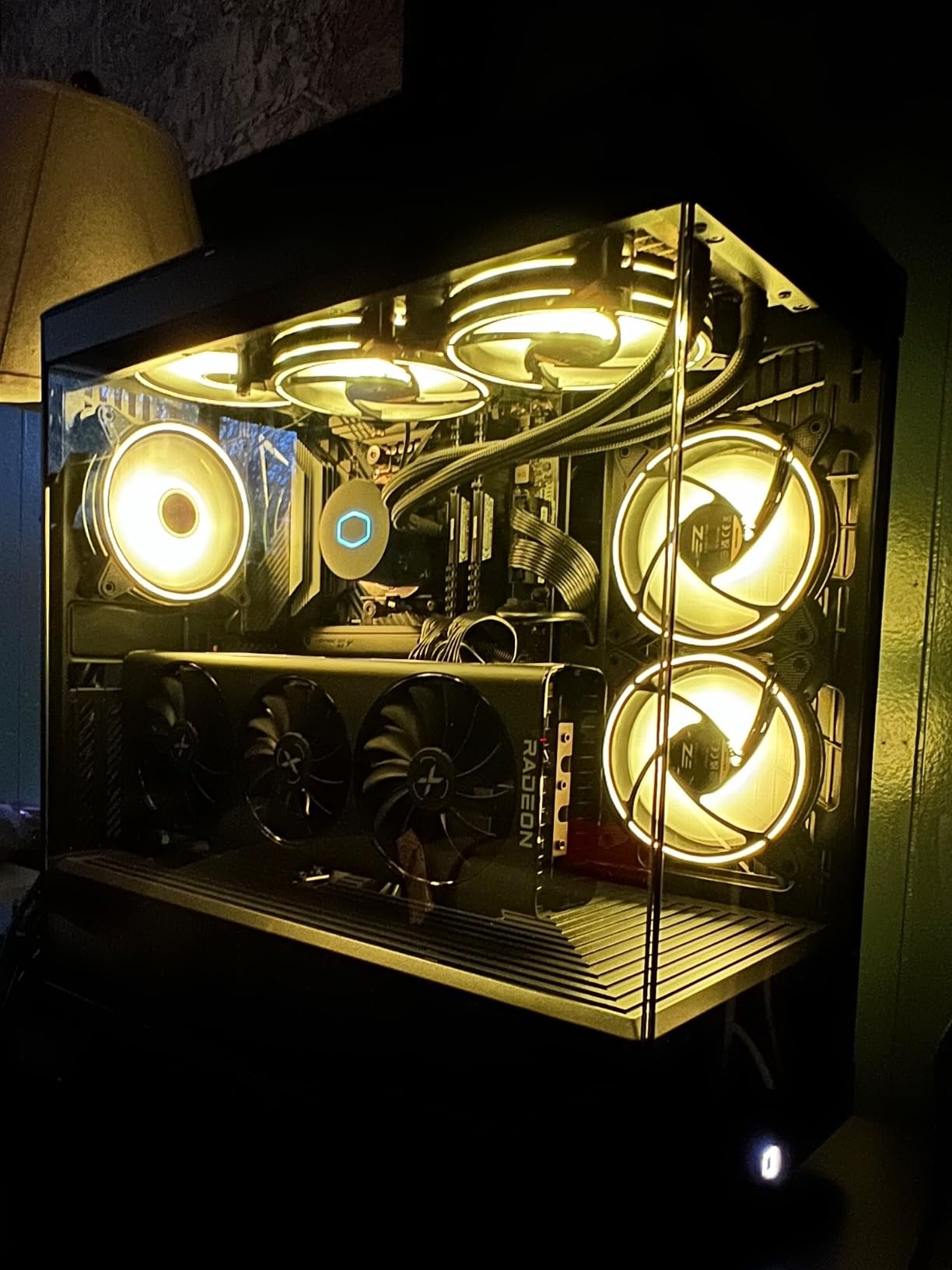 Hyte Y40 Modern Aesthetic Panoramic Tempered Glass Mid-Tower ATX Computer Gaming Case with PCIE 4.0 Riser Cable Included, White (CS-HYTE-Y40-BW) customer photo 2