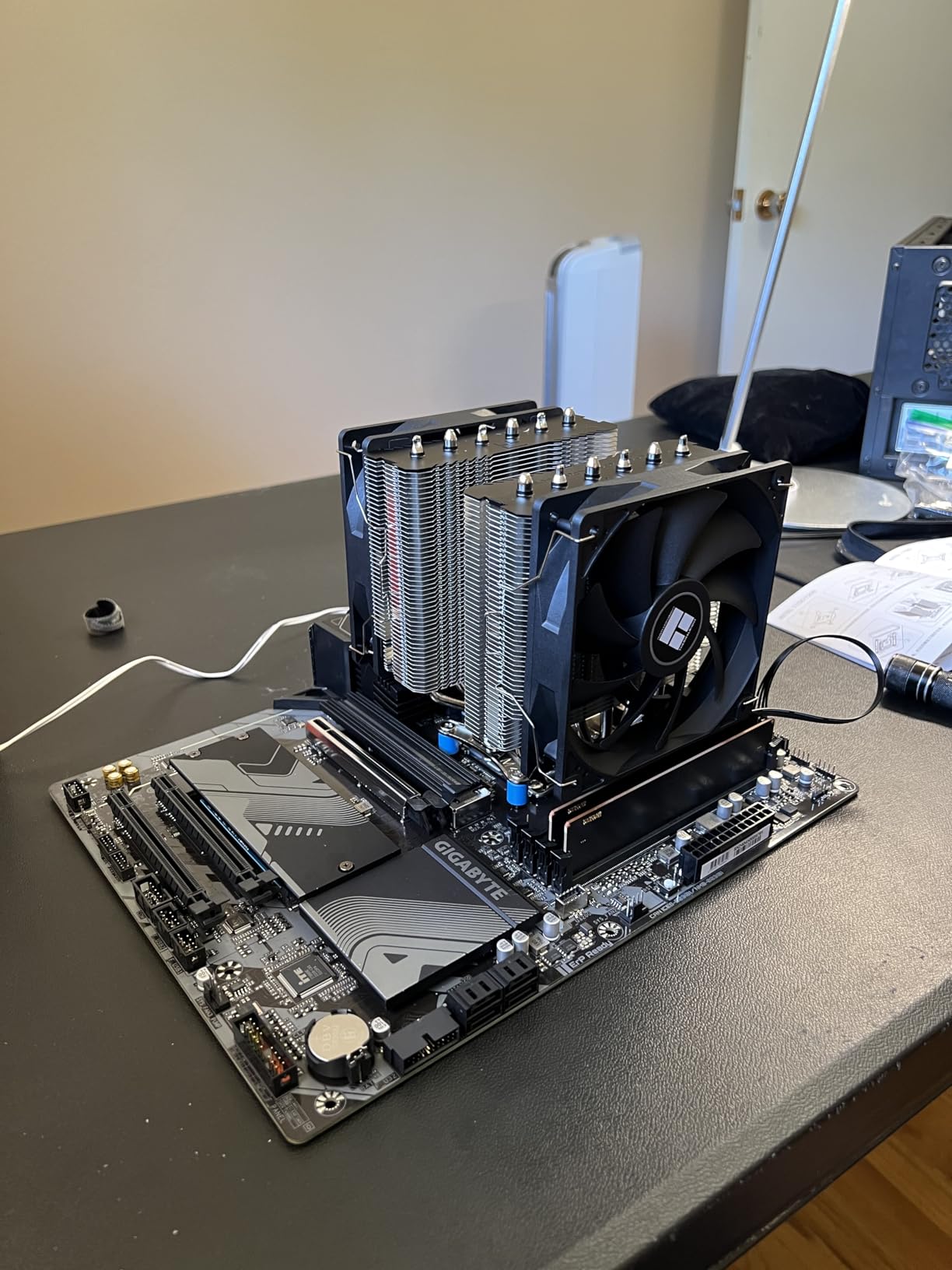 GIGABYTE B650 Gaming X AX AMD AM5 ATX Motherboard, Support Ryzen 9000/8000/7000, DDR5, 8+2+1 Power Phase, 3X M.2, PCIe 4.0, USB-C 3.2 Gen 2, WIFI6E, 2.5GbE, EZ-Latch, Q-Flash, RGB Fusion customer photo 2