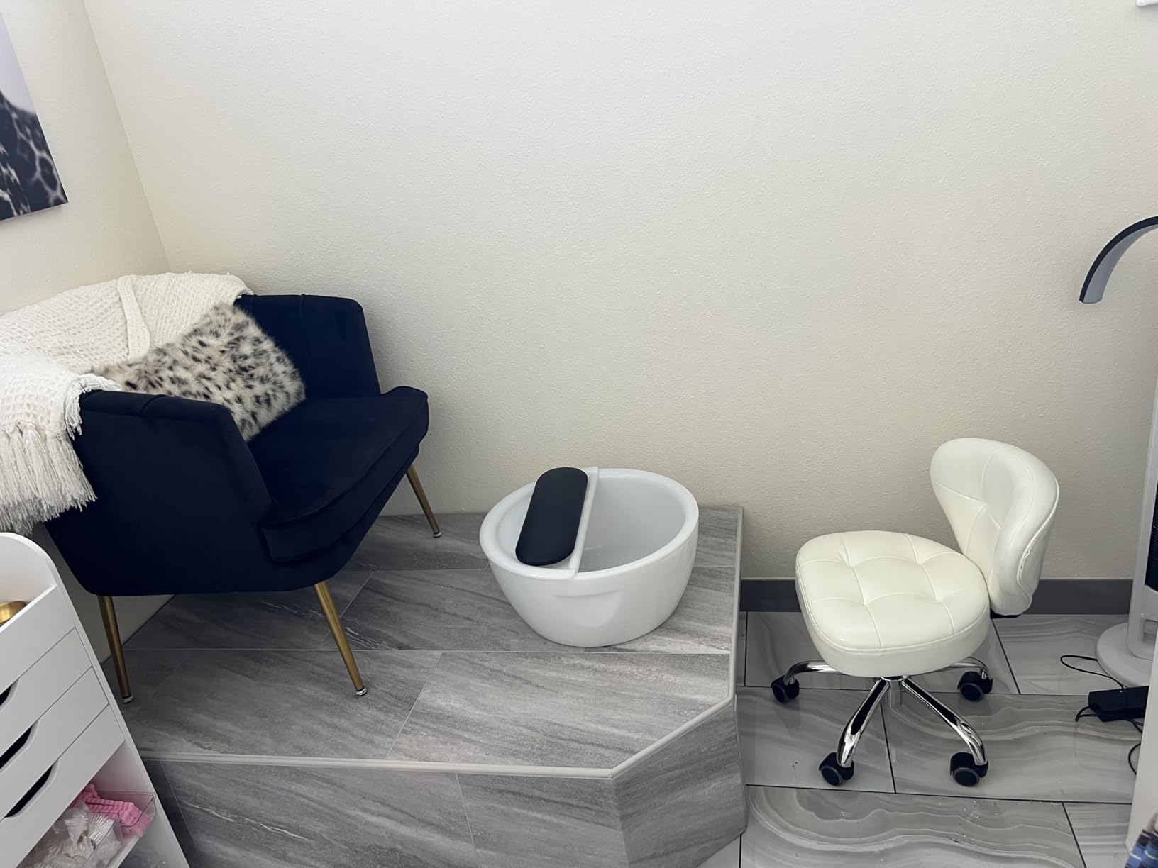 Paddie Pedicure Stool for Nail Tech, Hydraulic Salon Spa Stool Back Support Short Height Adjustable Swivel Chair, Perfect for Massage/Tattoo/Esthetician/Shop/Medical, Black customer photo 2