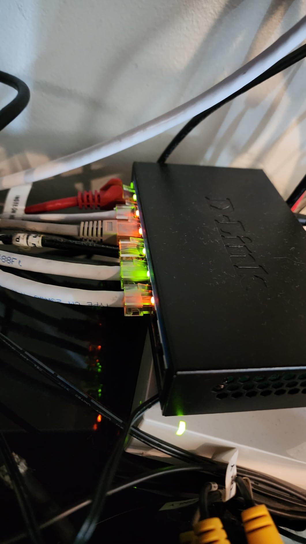 D-Link 8-Port 2.5G Unmanaged Ethernet Switch for Office, Media or Gaming customer photo 1