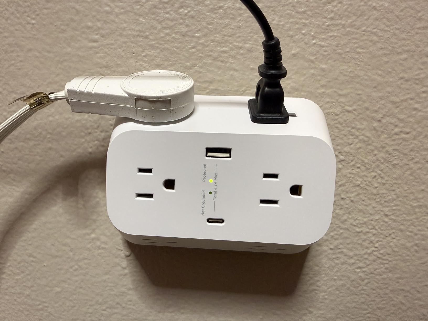 Belkin 6-Outlet Surge Protector Power Strip, 1680J with USB A & USB C Ports customer photo 1