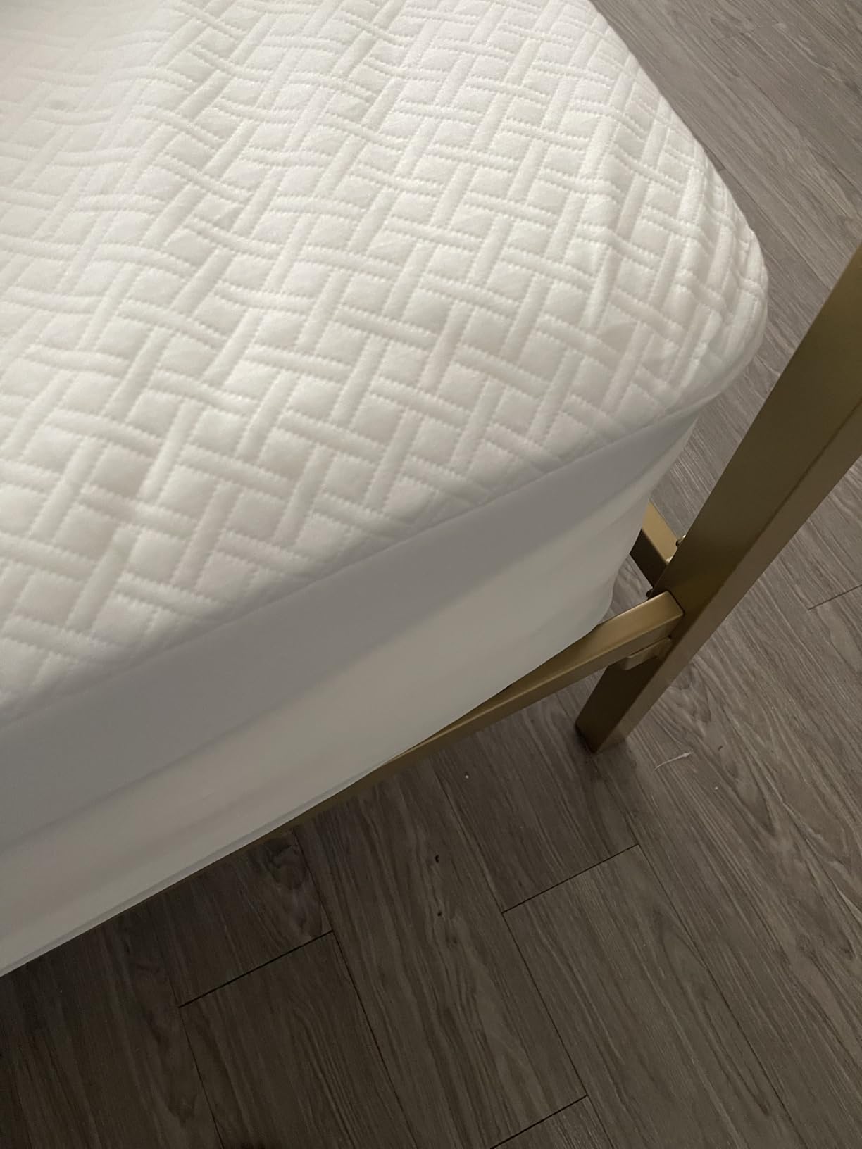 Cozymaker Cooling Queen Size 100% Waterproof Mattress Protector customer photo 2