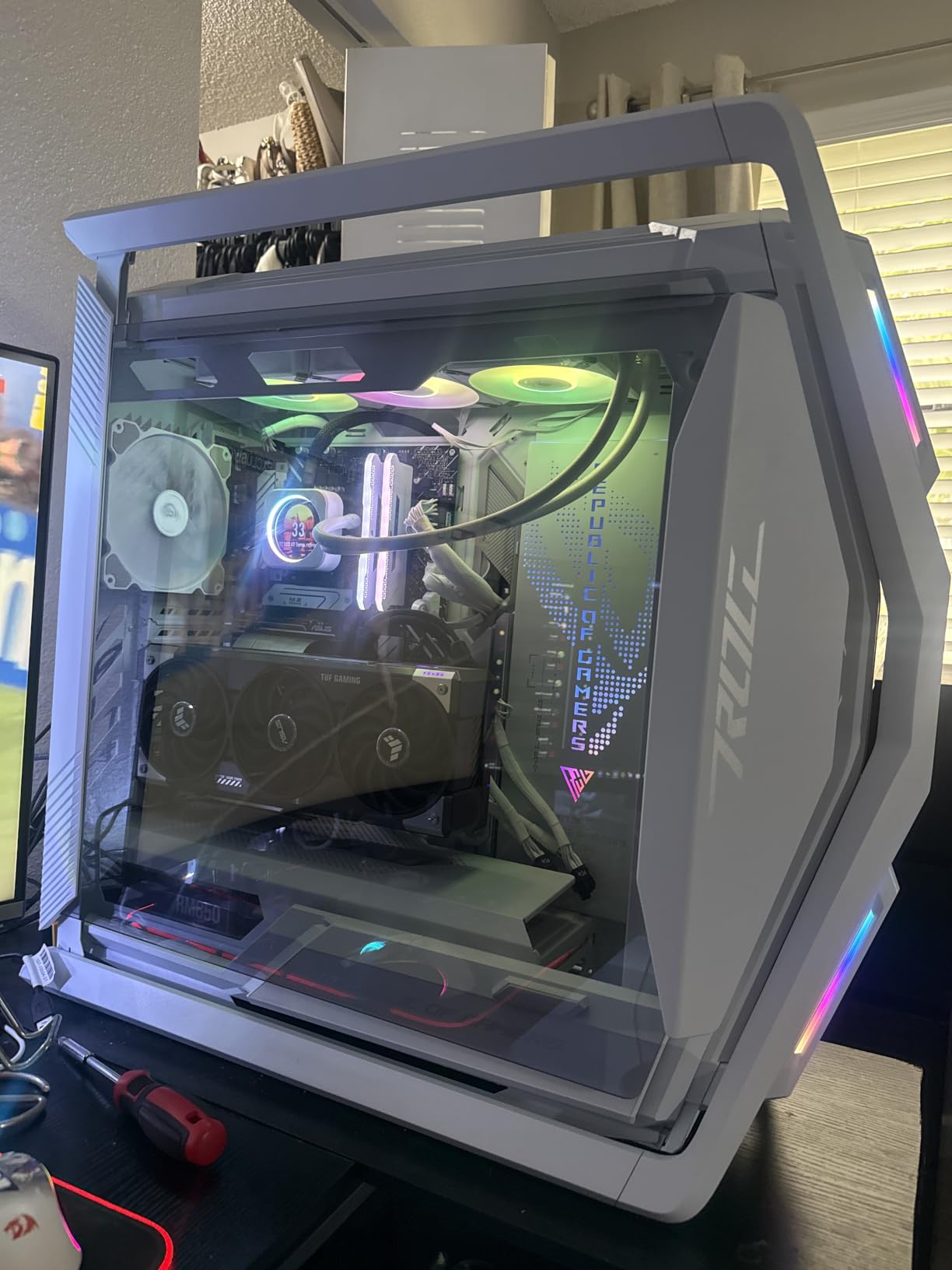 ASUS ROG Hyperion GR701 White EATX Gaming Case, High Airflow, Pre-Installed 4x140mm Fans, 420mm Radiator Support, Built-in GPU Holder customer photo 1
