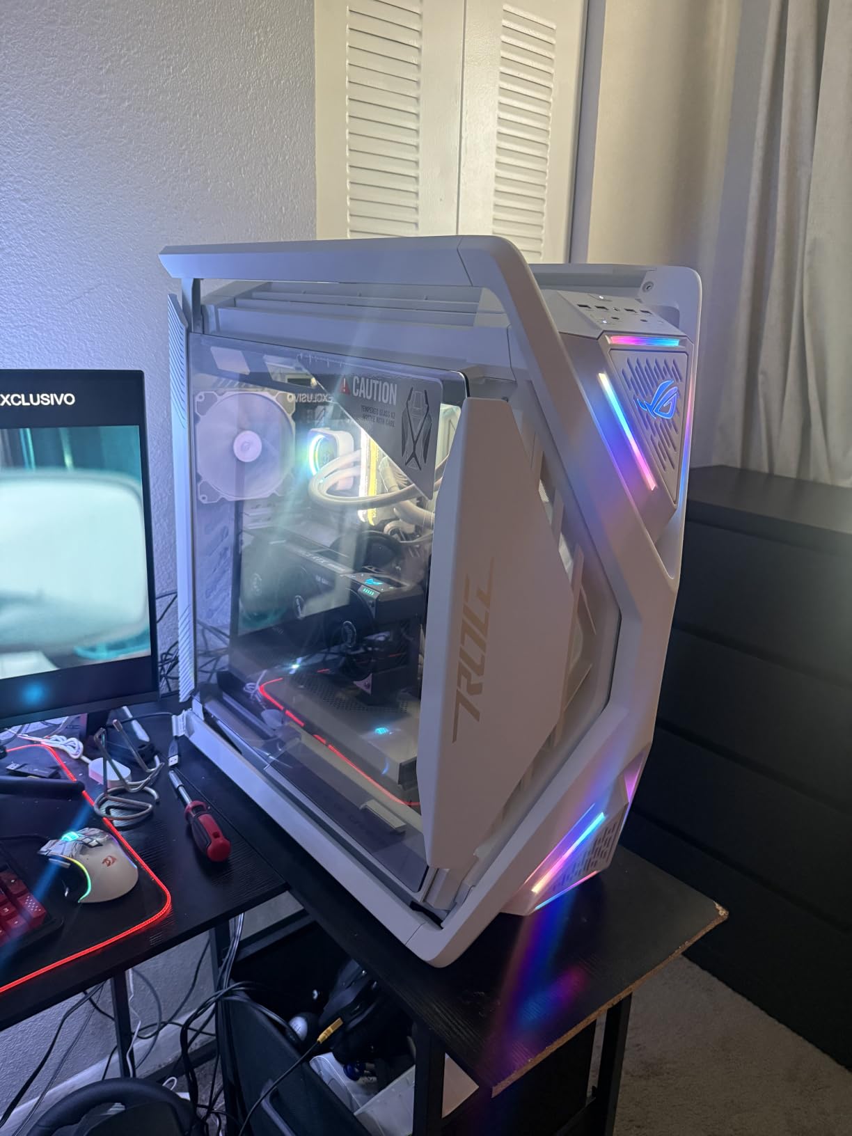 ASUS ROG Hyperion GR701 White EATX Gaming Case, High Airflow, Pre-Installed 4x140mm Fans, 420mm Radiator Support, Built-in GPU Holder customer photo 2