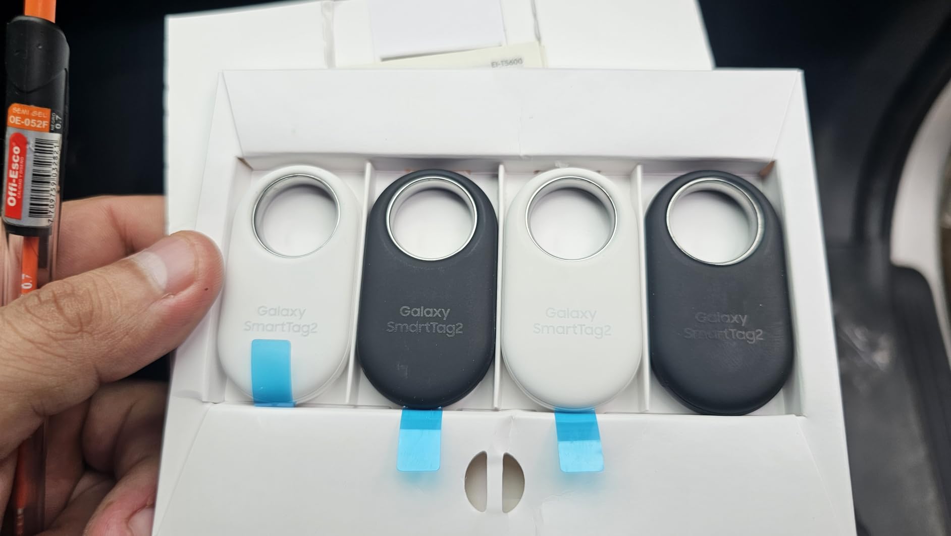 Samsung SmartTag2 (2023) Bluetooth + UWB, IP67 Water and Dust Resistant, Findable via App, 1.5 Year Battery Life (4-Pack) - Black/White (Global Edition, No US Warranty) customer photo 2