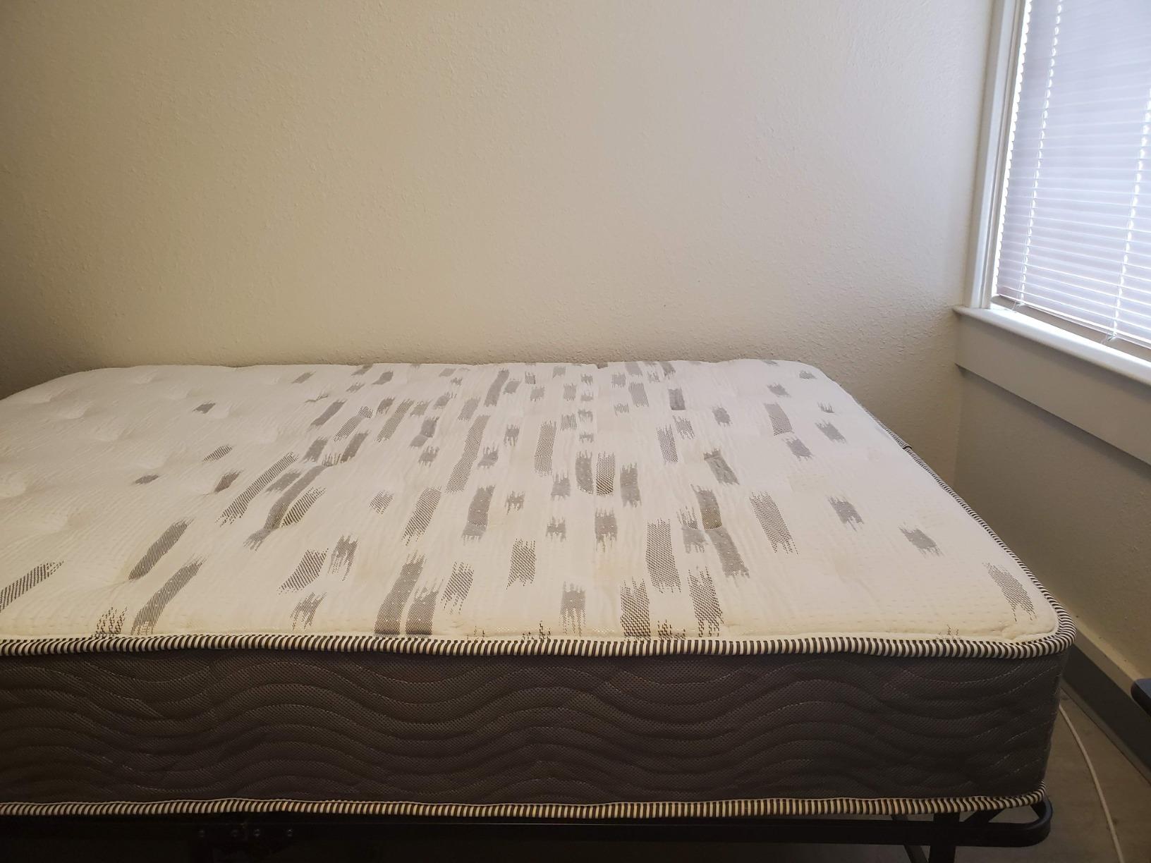 Zinus 10 Inch Support Plus Pocket Spring Hybrid Mattress / Strong Coils for Durable Support / Pocket Innersprings for Motion Isolation / Mattress-in-a-Box, King customer photo 2