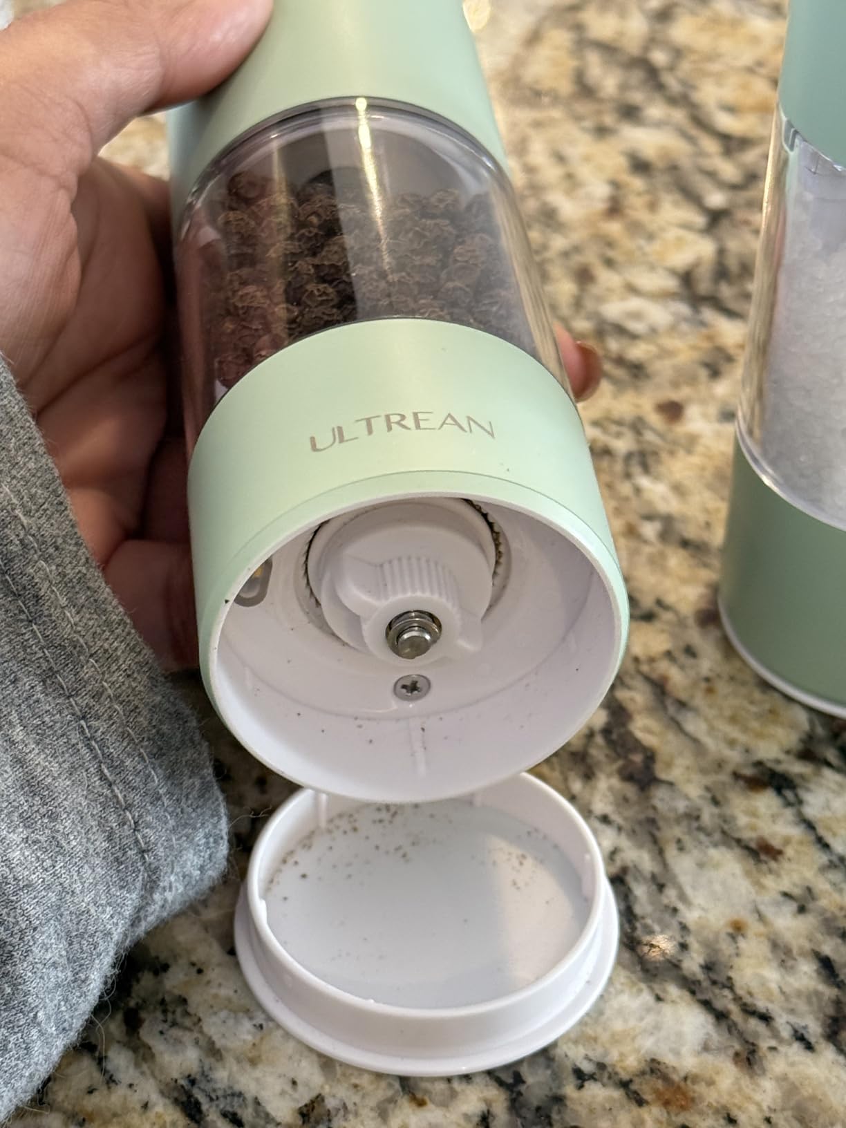 Ultrean Pepper Grinder, Rechargeable Salt and Pepper Grinder with 6 Adjustable Coarseness, LED Light, Automatic Grinder for Kitchen, Home and Kitchen Appliances customer photo 1
