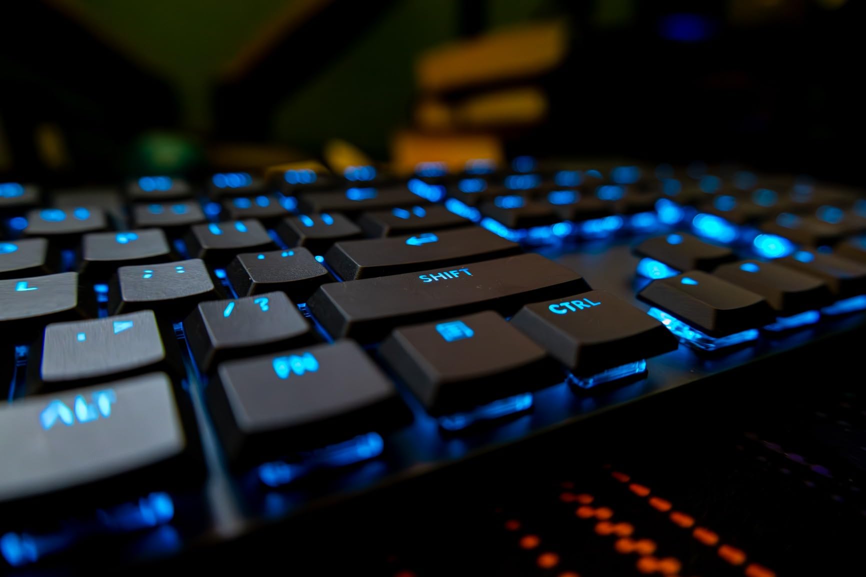 Logitech G915 X Wired Gaming Keyboard (Linear)- Black customer photo 1