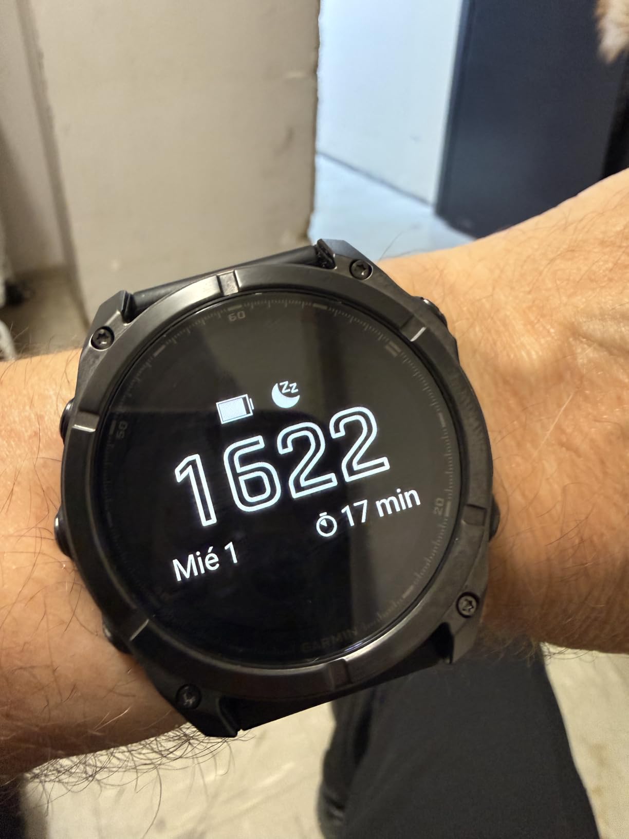 Garmin fēnix® 8, Sapphire, 43mm, DLC Titanium, Black/Pebble Gray customer photo 1