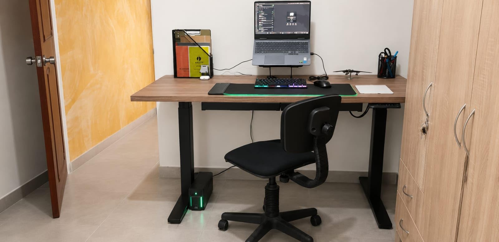 Huuger Dual Motor Electric Standing Desk Frame, Sit Stand up Desk Leg for 47.2” to 86.6” Desktop, Computer Desk Leg with Cable Tray, 3 Memory Height Presets, 2 Hooks, White Frame Only customer photo 1