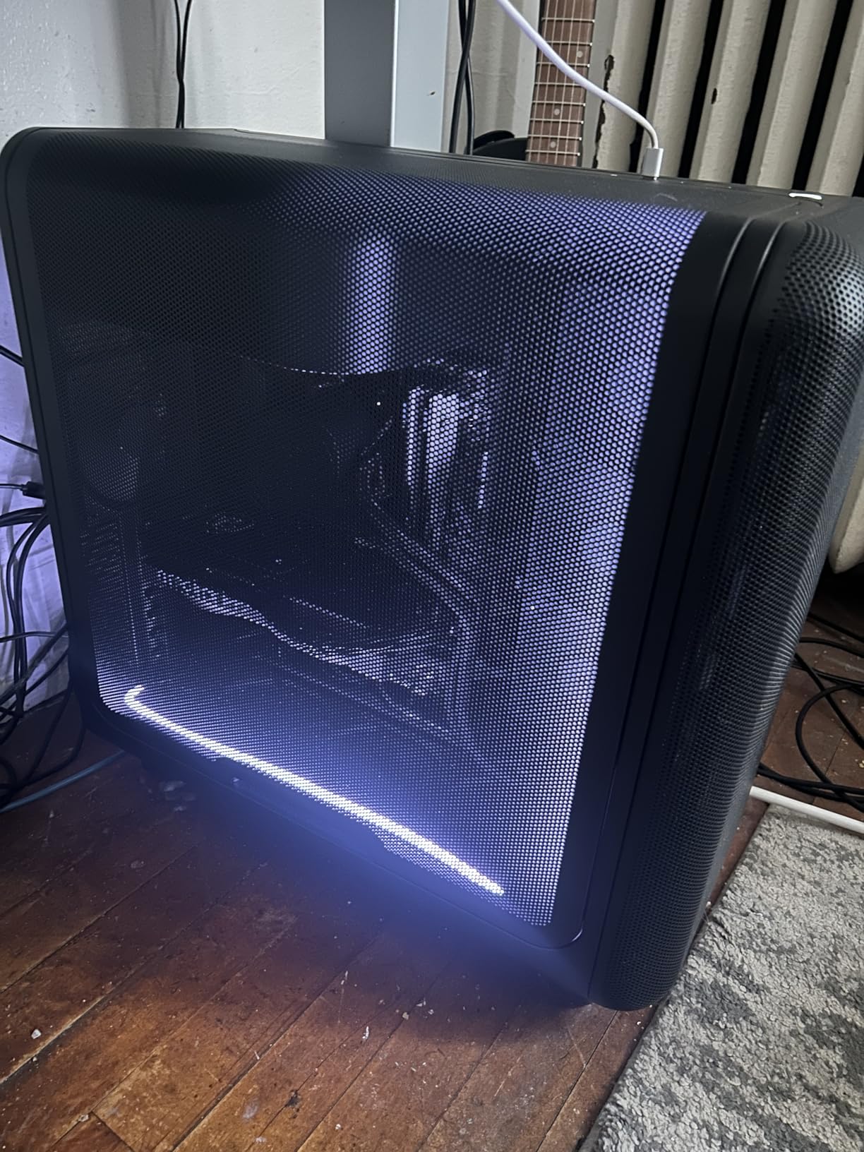 Hyte X50 Air - Modern Performance ATX Mid-Tower Gaming PC Case - Optimized High Airflow Chassis - Curved Micro Mesh Side Panel with Sturdy Stamped Steel Front Panel - Pitch Black customer photo 1