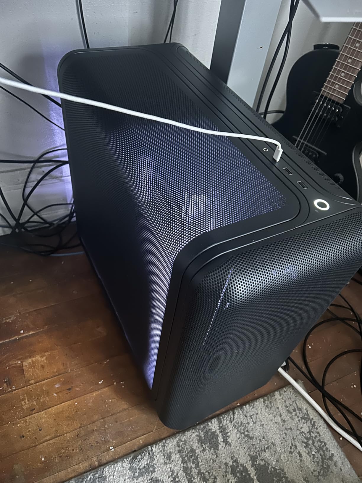 Hyte X50 Air - Modern Performance ATX Mid-Tower Gaming PC Case - Optimized High Airflow Chassis - Curved Micro Mesh Side Panel with Sturdy Stamped Steel Front Panel - Pitch Black customer photo 2
