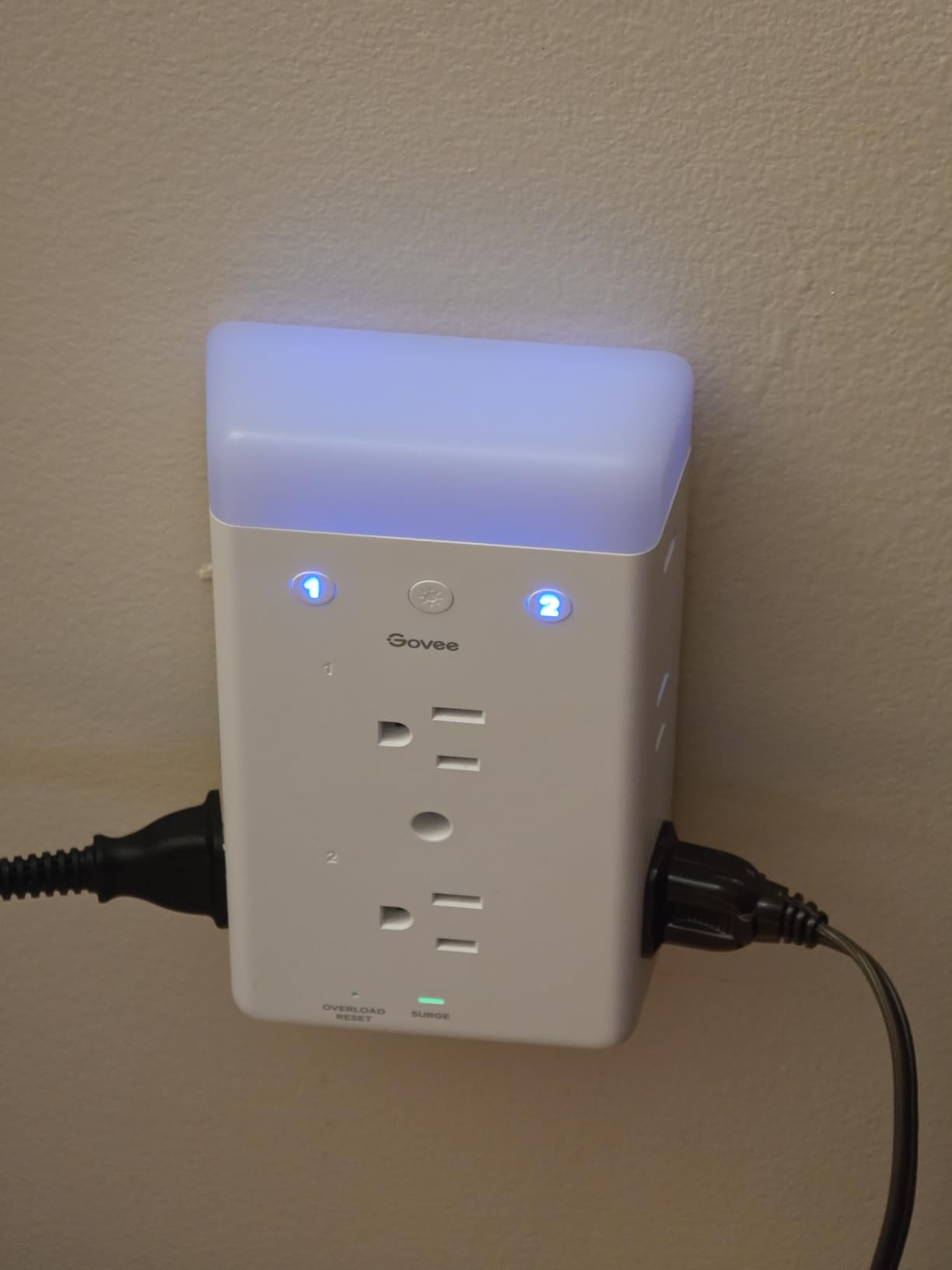 Govee Smart Plug Outlet Extender, 3-Sided Power Strips with RGB Night Light customer photo 2
