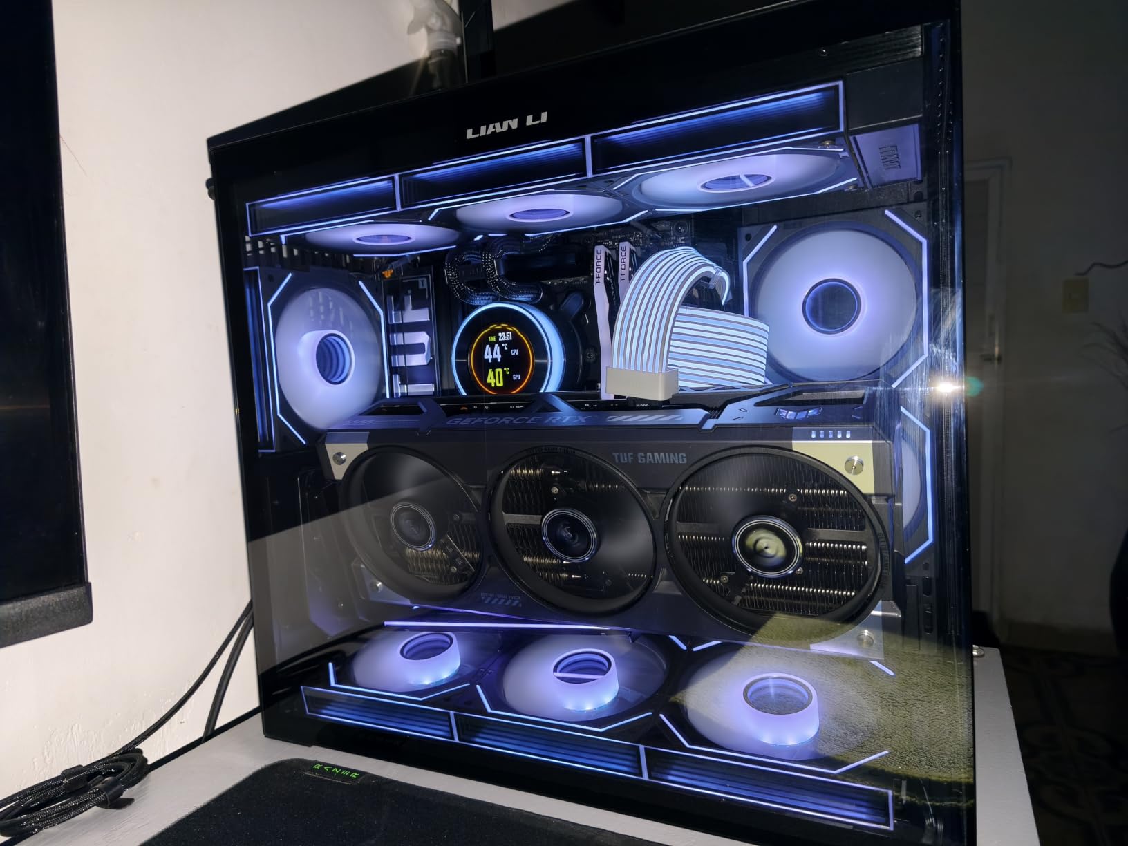 LIAN LI 4 Slots Vertical GPU Kit (VG4v4), PCIe 5.0 Riser, 4-Slot, White customer photo 2