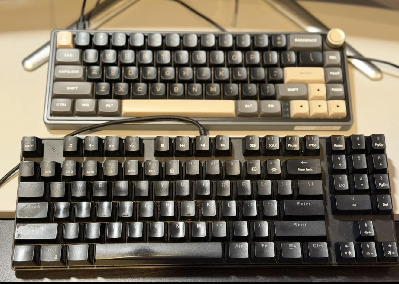 RK ROYAL KLUDGE R65 Wired Gaming Keyboard with Volume Knob, 60% Percent RGB Backlit Mechanical Keyboard, Side Printed PBT Keycaps, QMK/VIA, 66 Keys Hot Swappable Beige Switch, Gradient Black customer photo 2