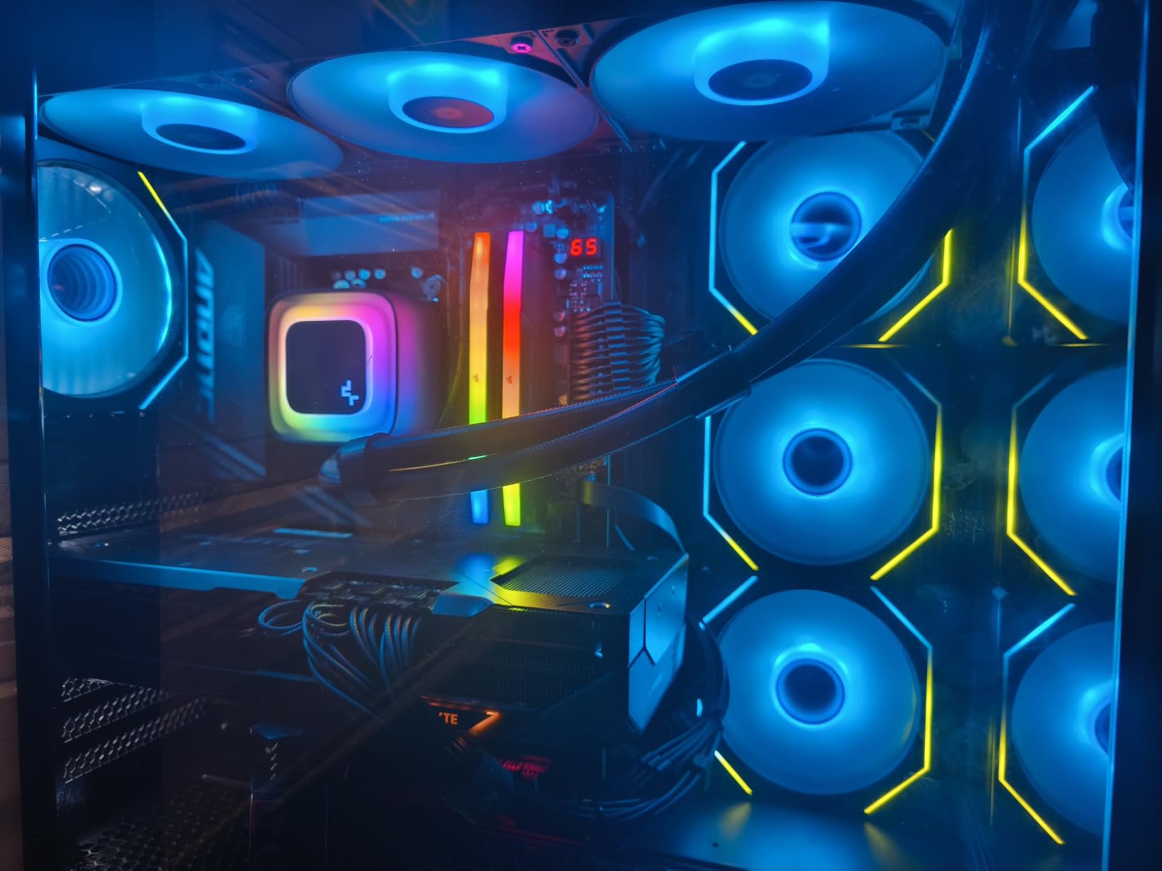 GIGABYTE Radeon RX 9070 XT Gaming OC ICE 16G Graphics Card (16GB GDDR6, 256-bit, PCIe 5.0, HDMI/DP 2.1, 2.7 Slot, Hawk Fan, Server-Grade Thermal Gel, Reinforced Structure) customer photo 1