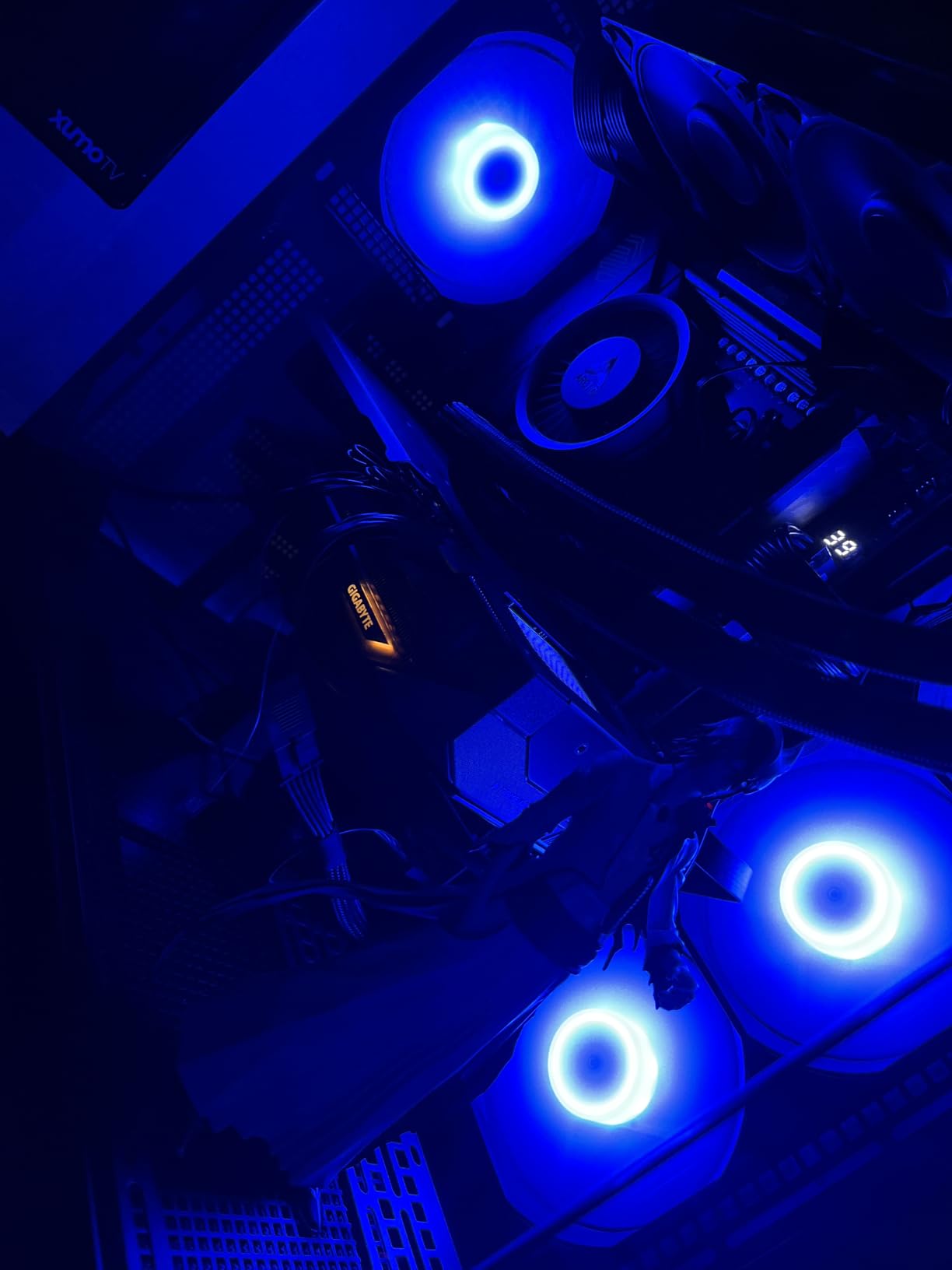 GIGABYTE Radeon RX 9070 XT Gaming OC ICE 16G Graphics Card (16GB GDDR6, 256-bit, PCIe 5.0, HDMI/DP 2.1, 2.7 Slot, Hawk Fan, Server-Grade Thermal Gel, Reinforced Structure) customer photo 2