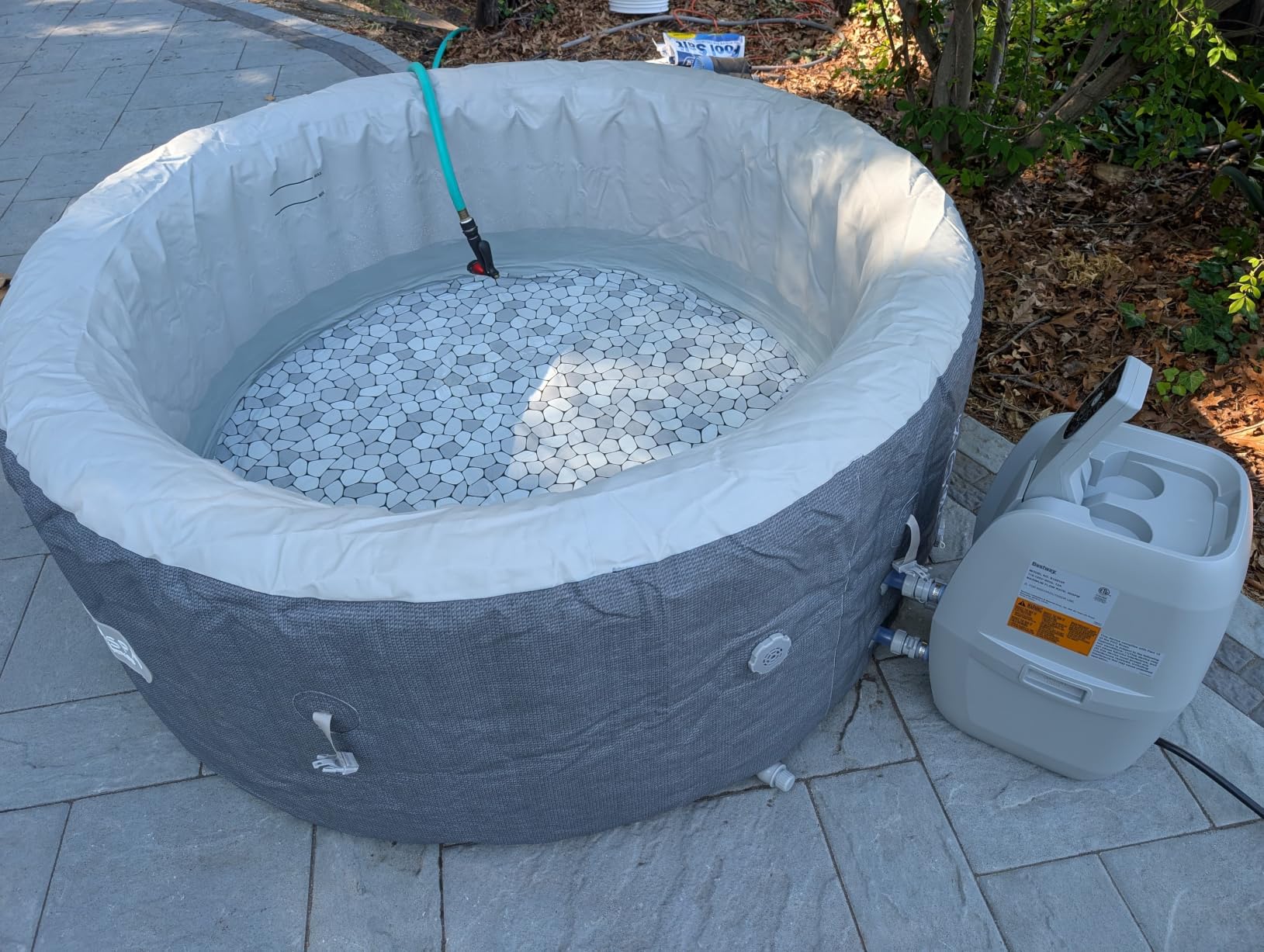 SaluSpa Hot Springs 2-4 Person Round Inflatable Hot Tub, Energy-Efficient customer photo 2