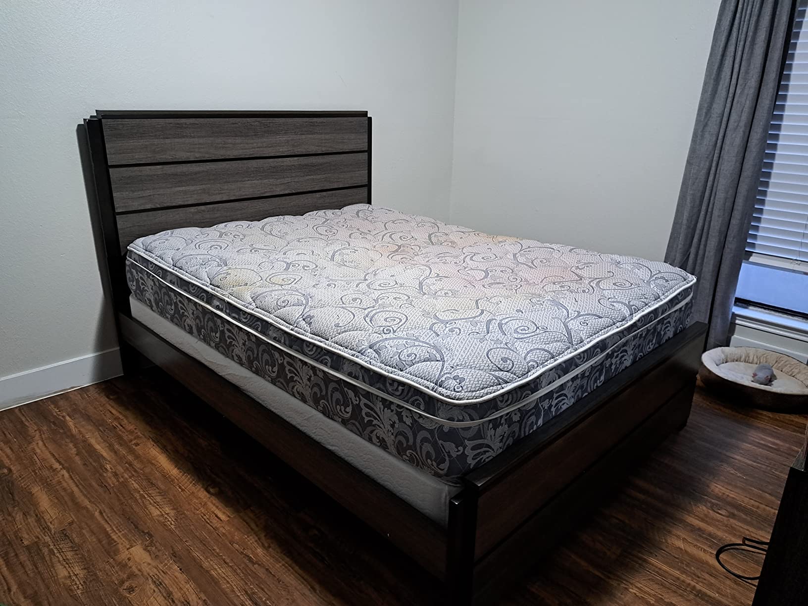 Roundhill Furniture Ioana 187 Antique Grey Finish Wood Bed Room Set, Queen Size Bed, Dresser, Mirror, 2 Night Stands customer photo 2
