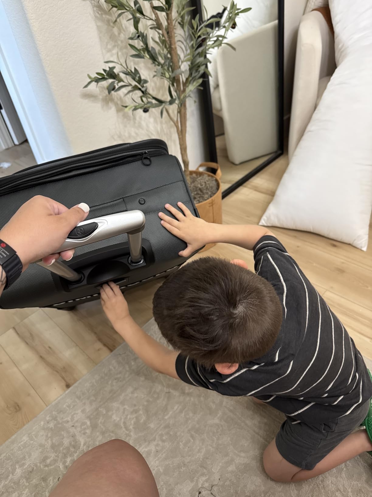 SwissGear Sion Softside Expandable Luggage – Large Checked Suitcase with 360 Degree Wheels & Retractable Handle – 29 Inch, Perfect for 7-9 Night Trips – Blue customer photo 1