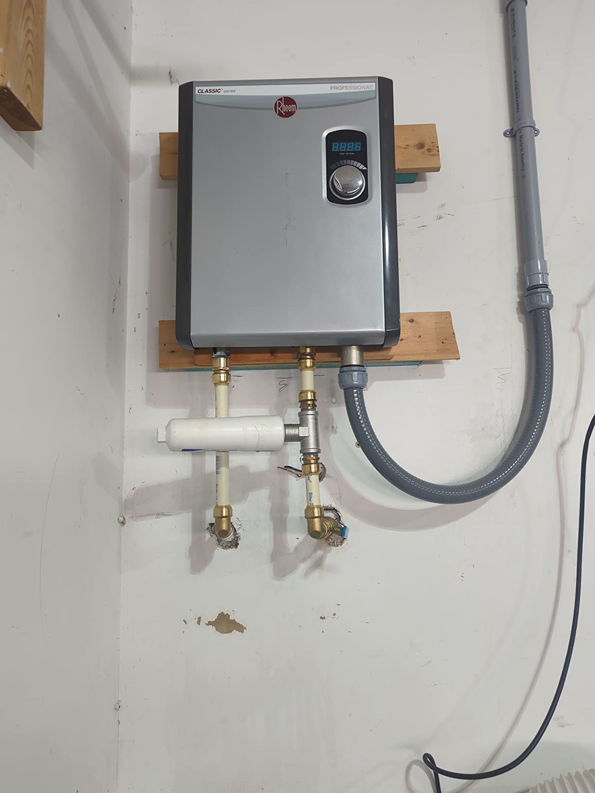 Rheem 18kW 240V Tankless Electric Water Heater, Gray customer photo 1
