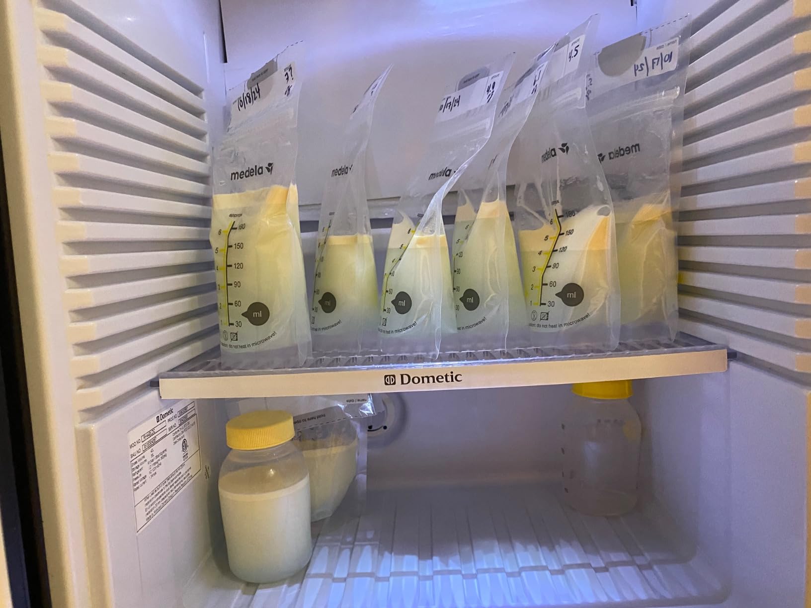 Medela Breast Milk Storage Bags, 100 Count, Ready to Use Breastmilk Bags for Breastfeeding, Self Standing Bag, Space Saving Flat Profile, Hygienically Pre-Sealed, White, 6 Ounce customer photo 1