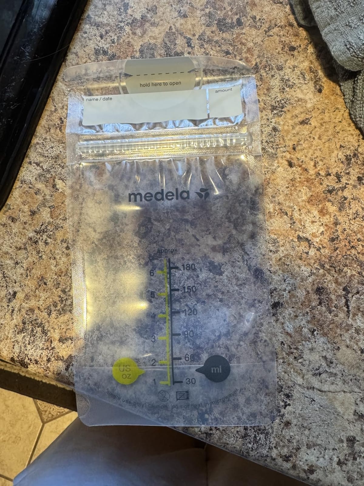 Medela Breast Milk Storage Bags, 100 Count, Ready to Use Breastmilk Bags for Breastfeeding, Self Standing Bag, Space Saving Flat Profile, Hygienically Pre-Sealed, White, 6 Ounce customer photo 2