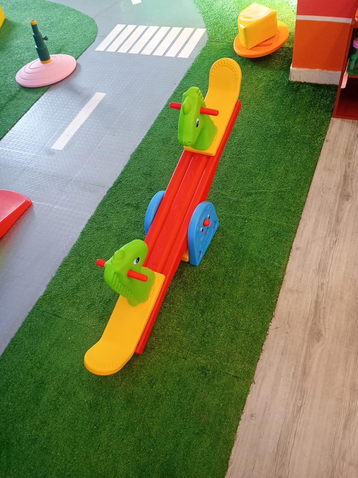 Hey Play Teeter Totter with Easy-Grip Handles, Multicolor, 57” x 12” x 21” customer photo 2