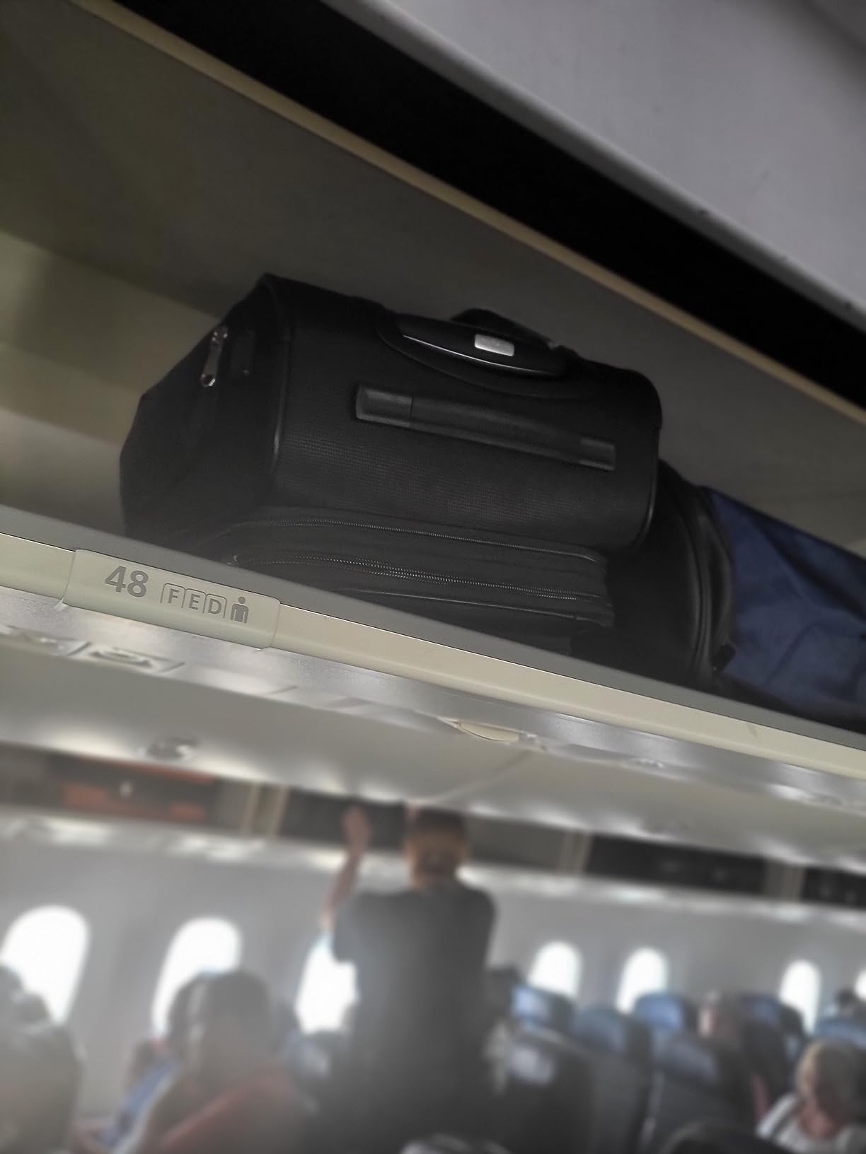 Samsonite Solyte DLX Softside Expandable Luggage with Spinner Wheels, Mediterranean Blue, Checked-Medium 25-Inch customer photo 1