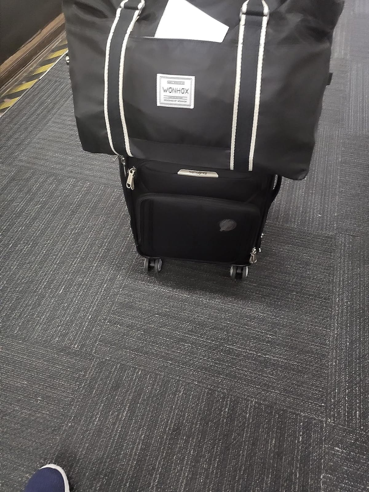 Samsonite Solyte DLX Softside Expandable Luggage with Spinner Wheels, Mediterranean Blue, Checked-Medium 25-Inch customer photo 2