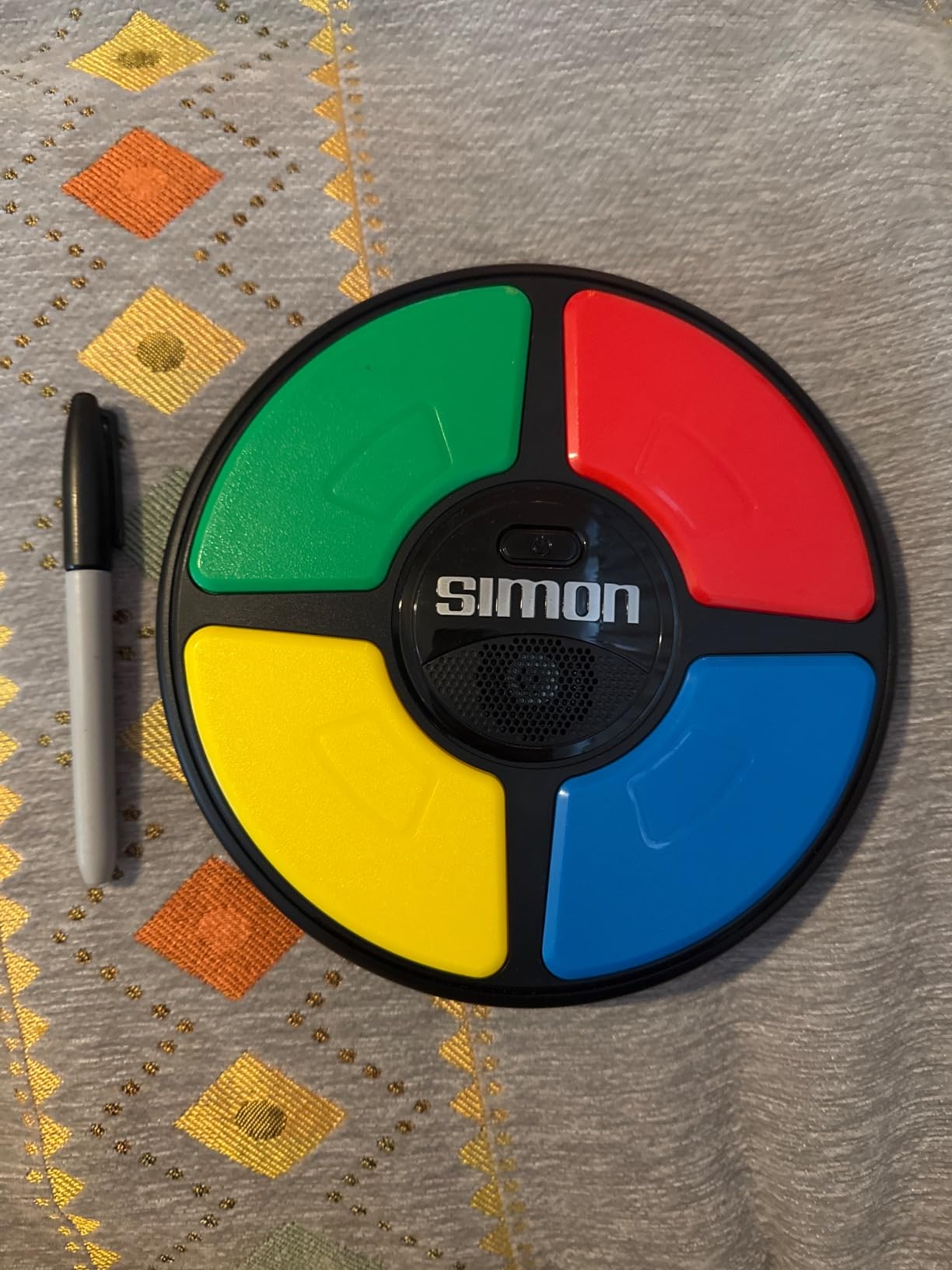Hasbro Gaming Simon Handheld Electronic Memory Game With Lights and Sounds for Kids Ages 8 and Up customer photo 2