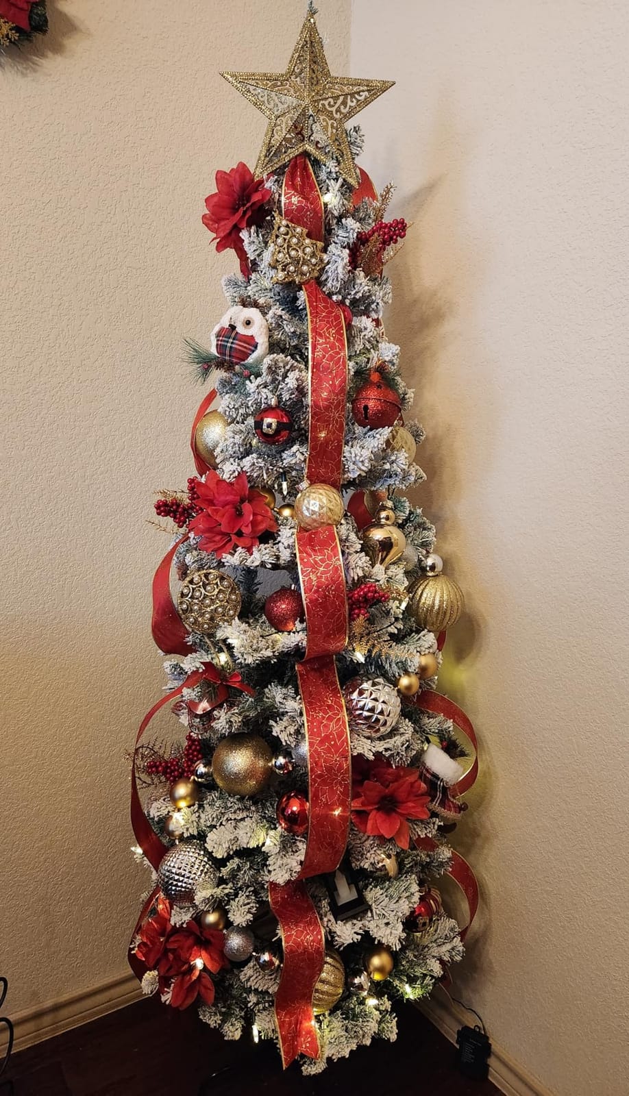Goplus 6ft Snow Flocked Pencil Christmas Tree with 500 Branch Tips, White customer photo 1