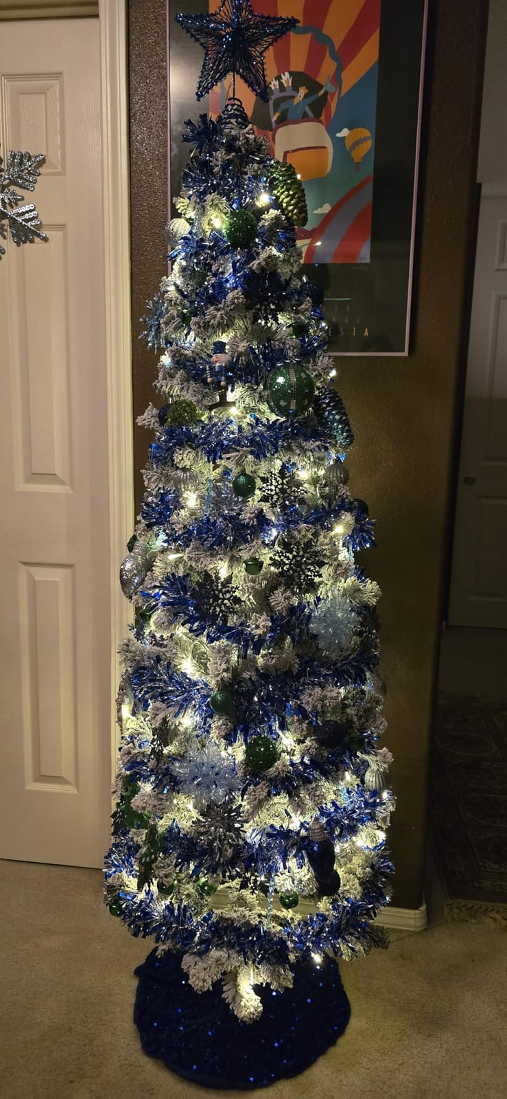 Goplus 6ft Snow Flocked Pencil Christmas Tree with 500 Branch Tips, White customer photo 2
