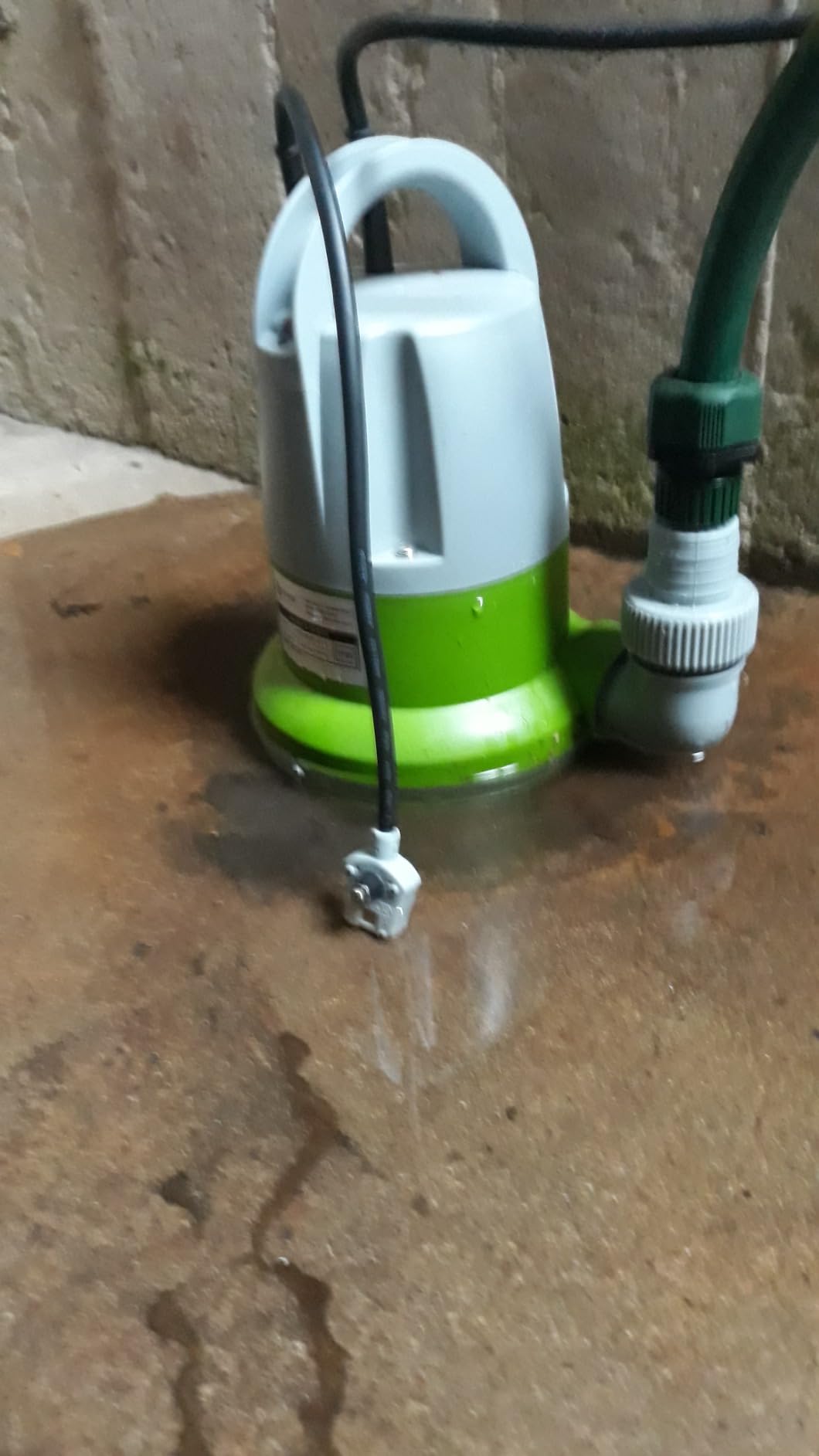 Green Expert 1/3HP Submersible Sump Pump with Water Sensor Switch, Low Water Last-Inch Drain Pump, 2000GPH Automatic/Manual Water Removal for Flooded Basement, Garage, Hot Tub Easy to Use Backup Pump customer photo 1