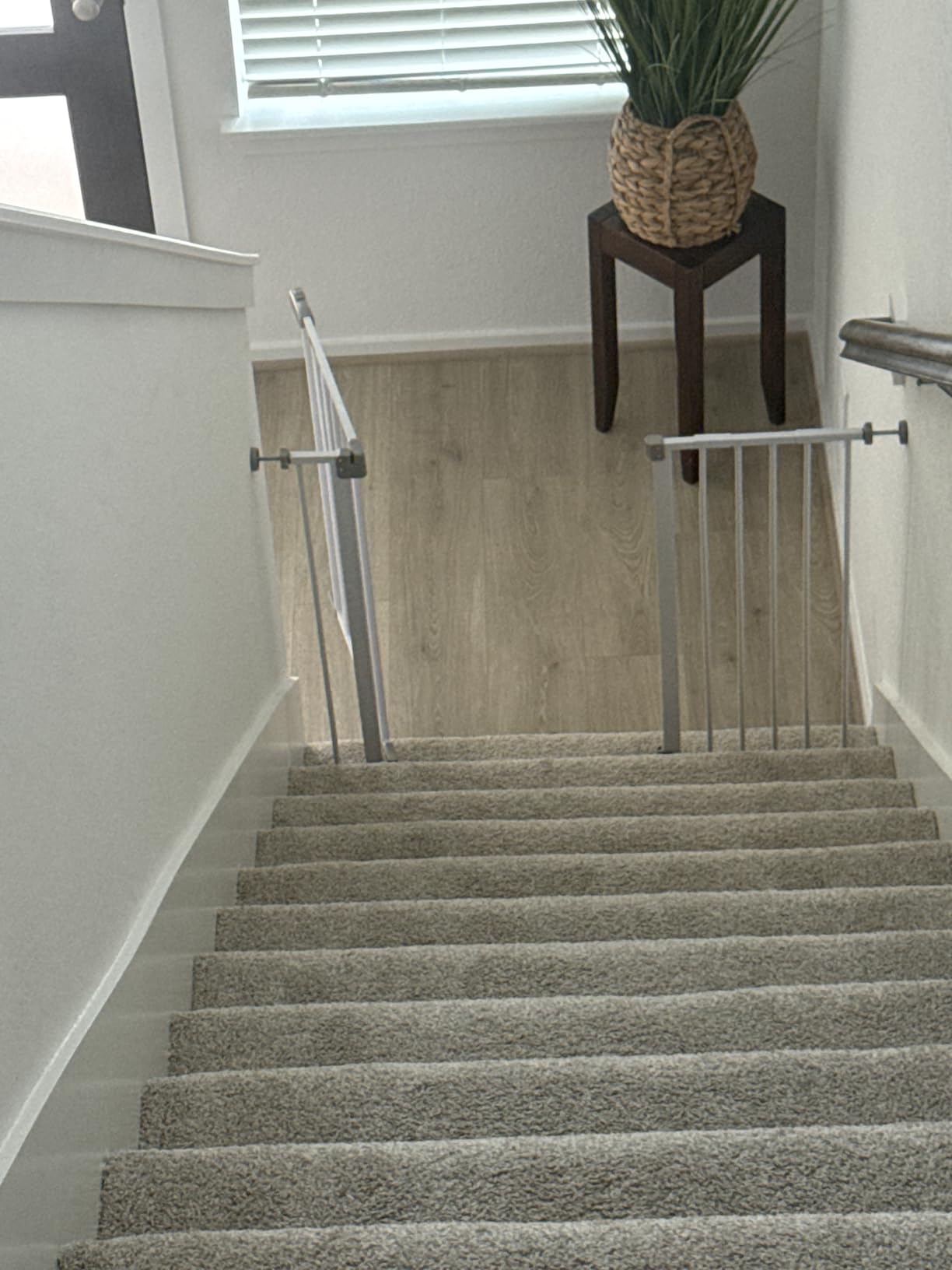 InnoTruth 29.6-50.1 in Extra Wide Baby Gate for Stairs and Doorways, Black customer photo 1